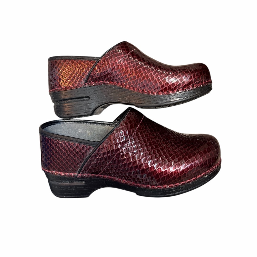 Dansko Burgundy Red Clogs 38 XP 7.5 8